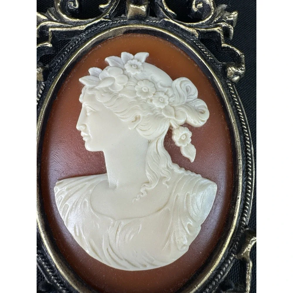 Vintage Lot Of 2 Arabesque Venezia Cameo Wall Hangings 9